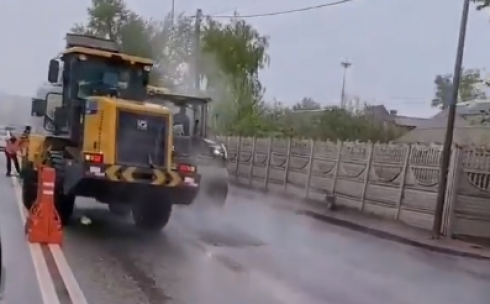 Карагандинцев возмутили дорожные работы в дождь