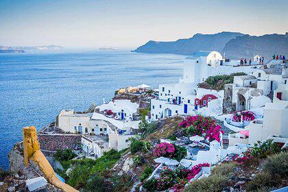 Греция примет привитых «Спутником V» туристов