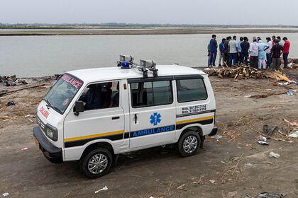 На берегах священной реки в Индии обнаружили сотни захоронений