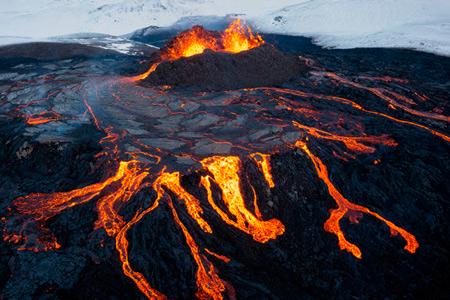 В Исландии продают участок с действующим вулканом