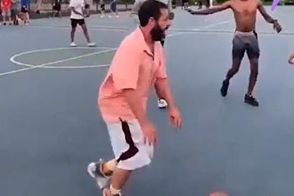 Нелепый наряд Адама Сэндлера на баскетбольном поле развеселил пользователей сети