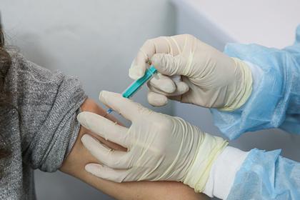 Для сотрудников сферы услуг в России предложили ввести обязательную вакцинацию