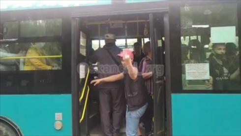 Кондуктор показал пассажиру неприличный жест в Караганде
