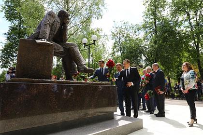 В российском городе открыли памятник создателю самого страшного оружия в мире