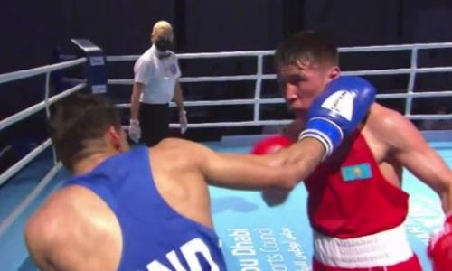 Засудили? Видео боя, в котором Казахстан лишился первого боксера на ЧА-2021