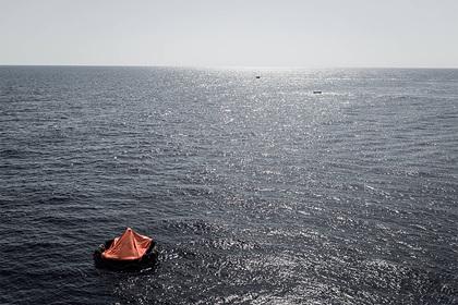 Решивших поплавать на надувном матрасе туристов унесло в открытое море