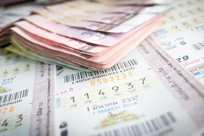 Женщина выбросила лотерейный билет на 73 миллиона рублей и получила его обратно