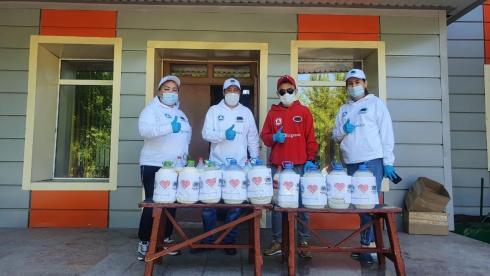 Волонтёры из Жайрема передали для онкологических больных 200 литров кумыса
