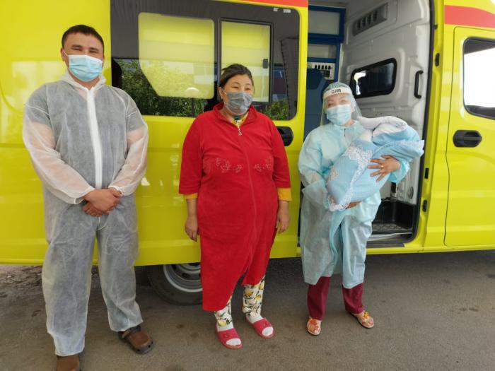 Женщина с 95% поражением легких родила здорового ребенка в Алматинской области