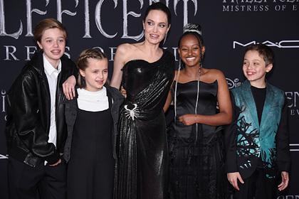 Судья запретил детям Анджелины Джоли давать показания против Брэда Питта