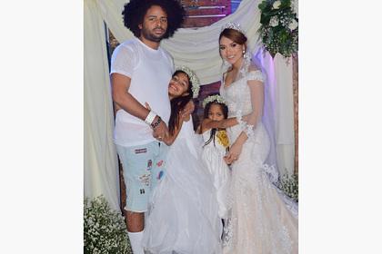 Жениха обругали в сети за рваные шорты на свадьбе с нарядно одетой невестой