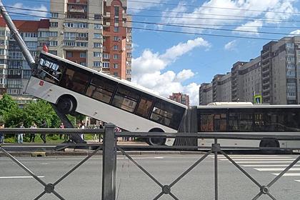В Петербурге автобус «забрался» на столб