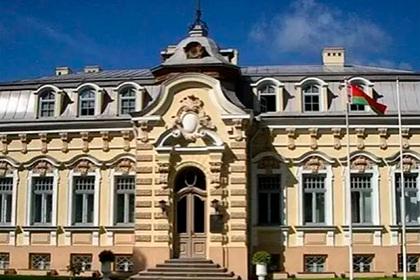 Посольство Белоруссии в Литве забросали бутылками с краской