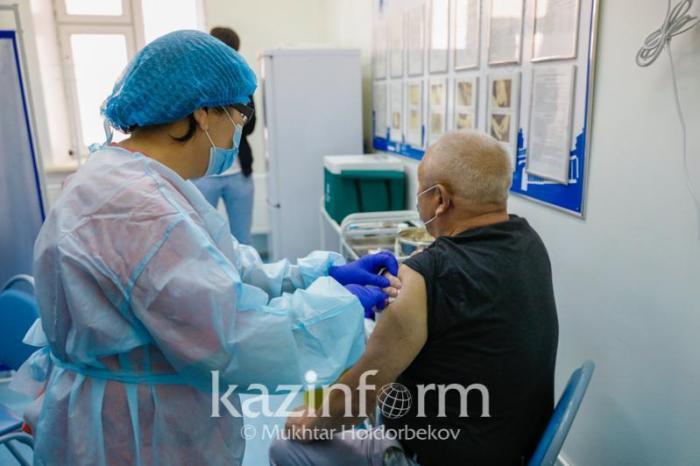 Свыше 2,3 тыс. человек привились от коронавируса за сутки в Алматы