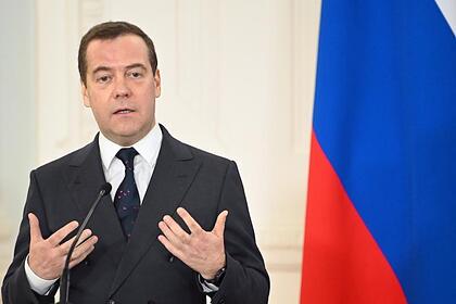 Медведев возмутился из-за цен на поездки в такси с детьми
