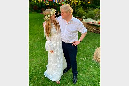 Невеста Бориса Джонсона выбрала для свадьбы платье за пять тысяч рублей