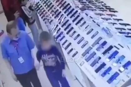Российский охранник заподозрил ребенка в краже телефона и напал на него