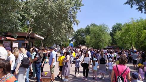 Карагандинцы празднуют День защиты детей в Центральном парке