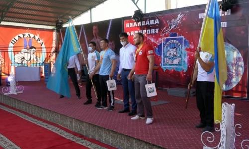 Казахстанцы завоевали «золото» на чемпионате по армрестлингу