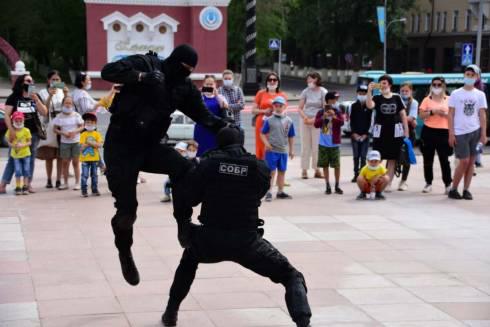 Праздничную программу для детей организовали карагандинские полицейские