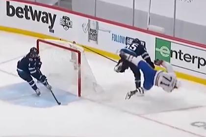 Жесткая травма нападающего НХЛ попала на видео