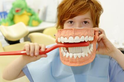 Стоматолог предостерегла от опасной чистке зубов после еды