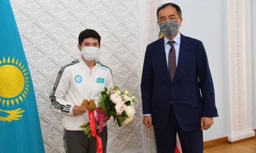 Аким Алматы поздравил двукратную чемпионку мира по боксу из Казахстана с победой на ЧА-2021