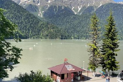 Россиянин побывал в Абхазии и описал знаменитое озеро фразой «мутное болото»