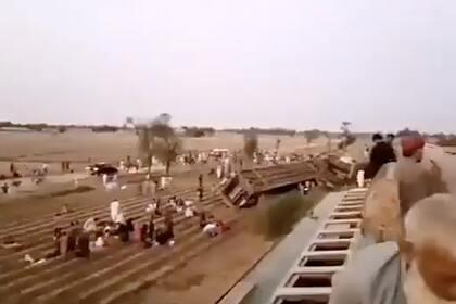В Пакистане более 50 человек пострадали при столкновении двух поездов