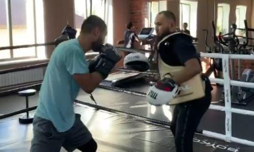 Казахстанский боксер показал скорость реакции и комбинационную технику в ринге. Видео