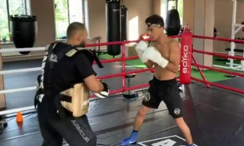 Непобежденный казахстанский боксер с титулом WBC блеснул техникой ударов в ринге. Видео