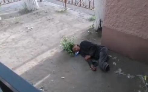 Уходит из пансионата: ситуацию с лежащим на карагандинской улице мужчиной прокомментировала полиция