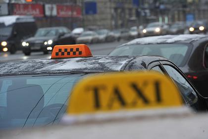 Набросившийся на пассажирку бизнес-класса из-за 700 рублей таксист объяснился