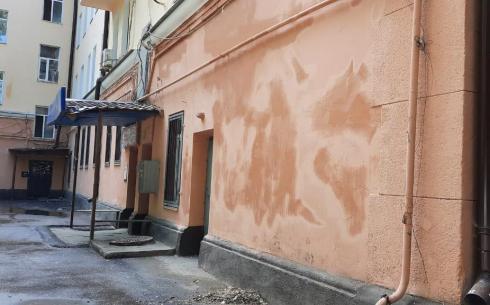В Караганде устраняют недочеты ремонта фасада в жилом доме по проспекту Бухар-Жырау