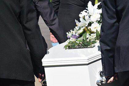 Женщина опубликовала в газете список гостей для собственных похорон