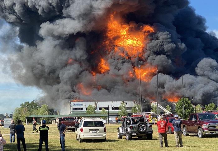 В США массово эвакуируют людей из-за пожара на заводе смазочных материалов