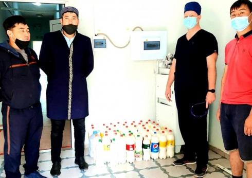 Твори добро: 150 литров кумыса передали прихожане мечети посёлка Топар для пациентов местной больницы