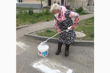 Российская пенсионерка самостоятельно нарисовала дорожную «зебру»