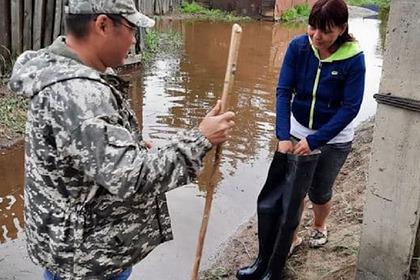 Россиянка пожаловалась мэру на затопленный участок и получила в подарок сапоги