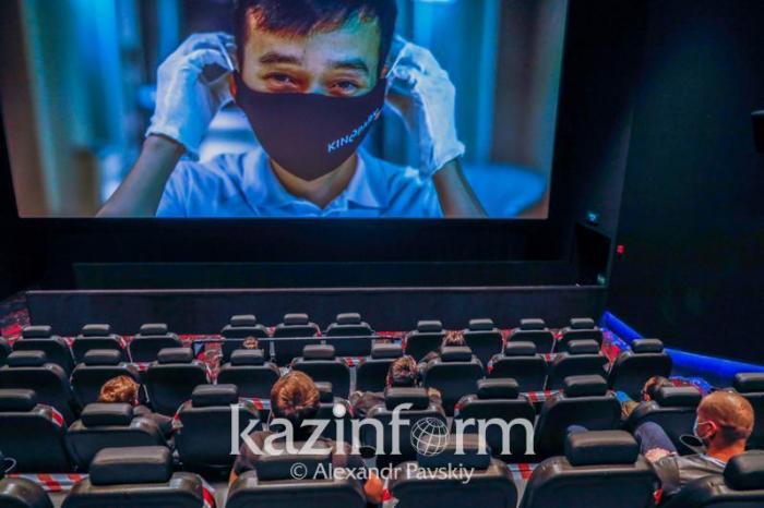 Алматинку с красным статусом в Ashyq оштрафовали за поход в кинотеатр