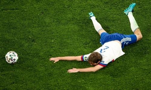 Одноклубника Зайнутдинова унесли с поля на носилках в матче ЕВРО-2020
