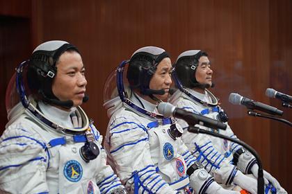 Китай запустил корабль с космонавтами к строящейся орбитальной станции
