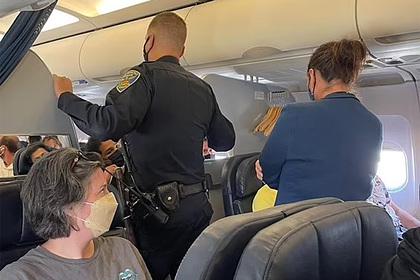 Пассажиры самолета подрались из-за подлокотника и спровоцировали споры в сети