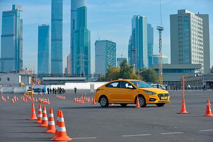 В Москве запретили подключать к сервисам такси водителей с иностранными правами
