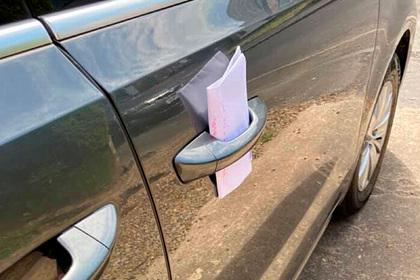 Незнакомка оставила записку на машине многодетной матери и довела ее до слез