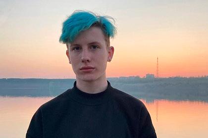 Российскому студенту с цветными волосами исправили оценку после скандала
