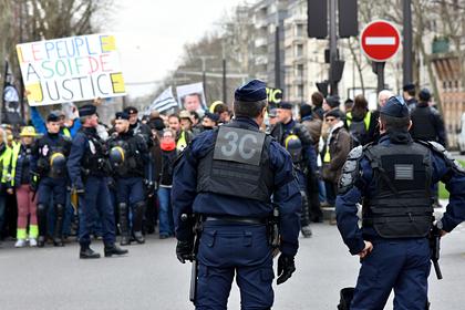 Полиция разогнала нарушивших комендантский час французов слезоточивым газом