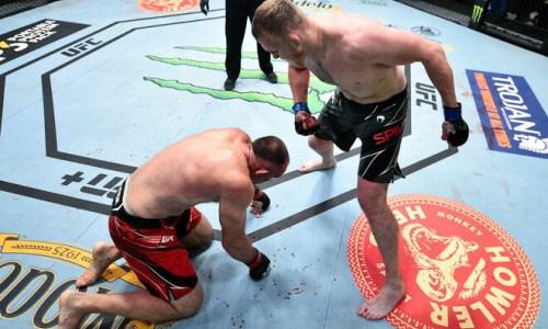 Алексей Олейник проиграл в UFC с рассечением и не смог выиграть 60-й бой в ММА. Видео