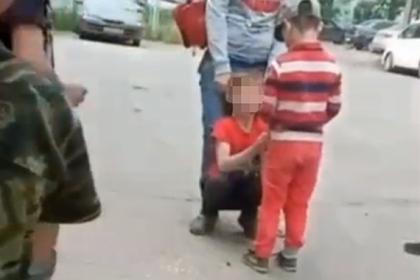 Поставившую чужого ребенка на колени россиянку лишили детей