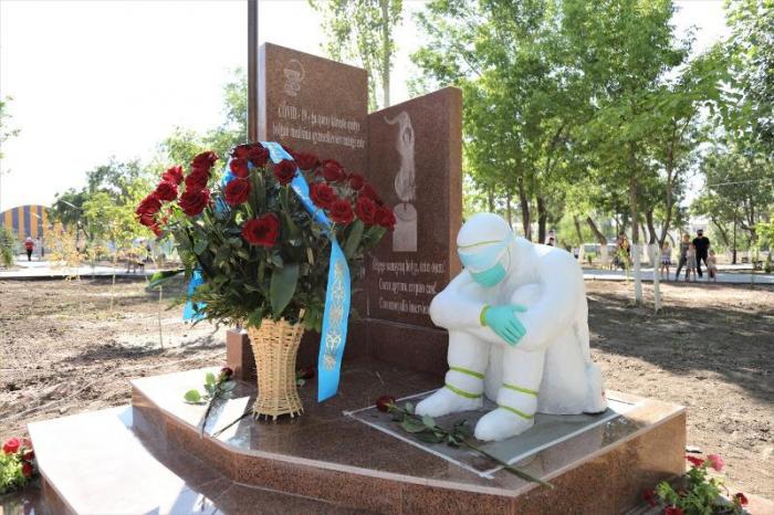 Монумент памяти медработников, погибших в борьбе с COVID-19, открыли в Таразе